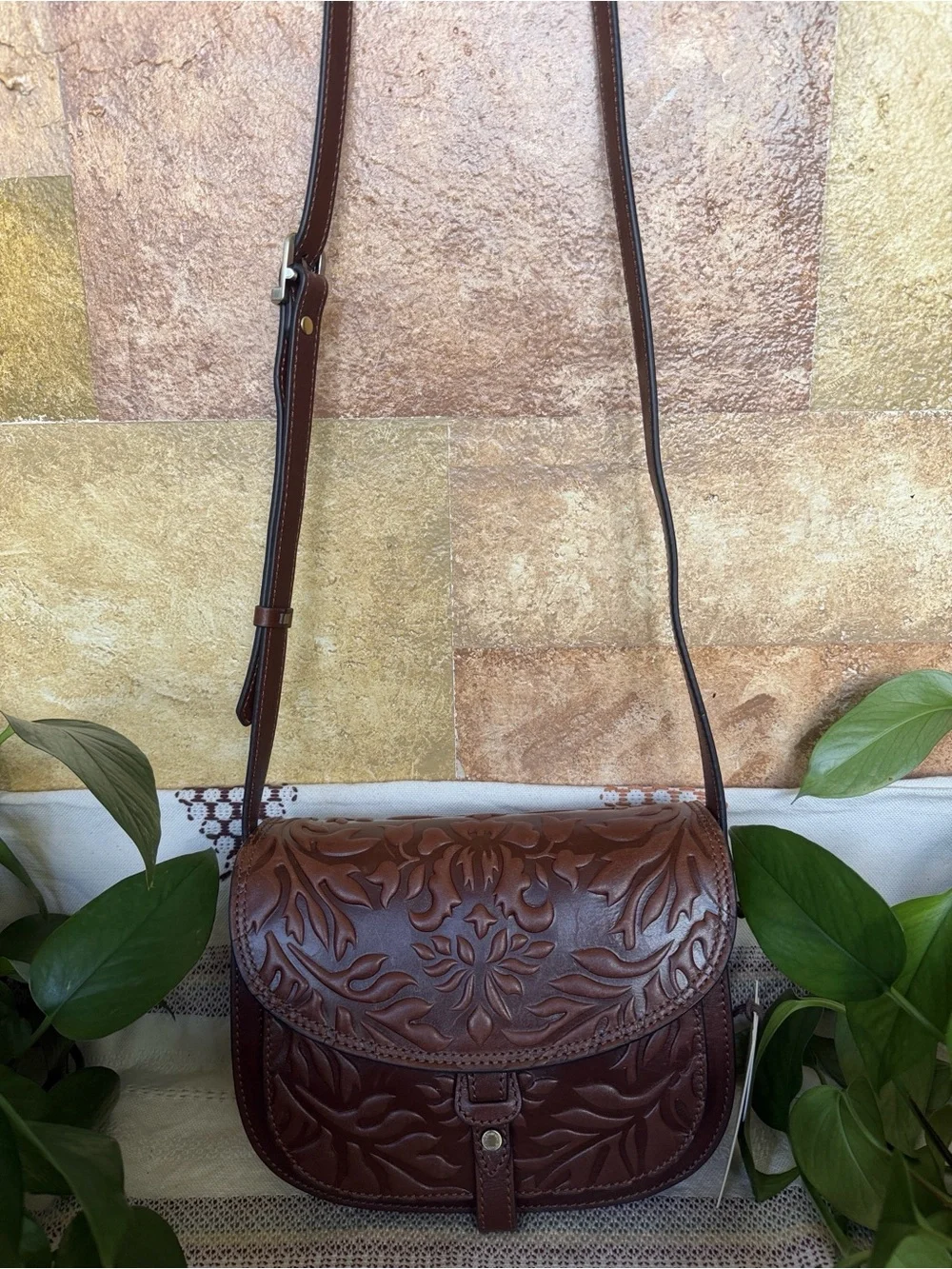 NEW Gianni Conti Italian Leather Embossed Floral Compartment Crossbody Saddle
